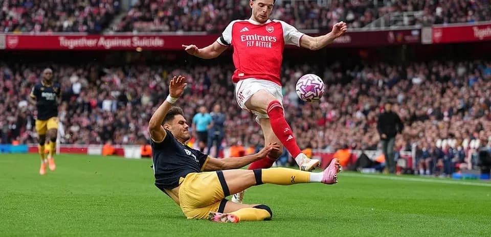 Un jugador de Arsenal salta sobre un rival