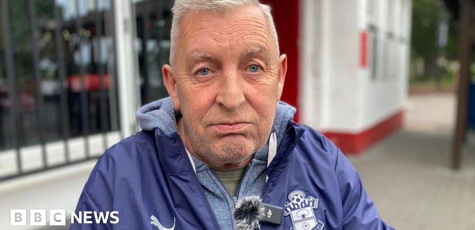 Hombre con chaqueta de Southampton en exteriores