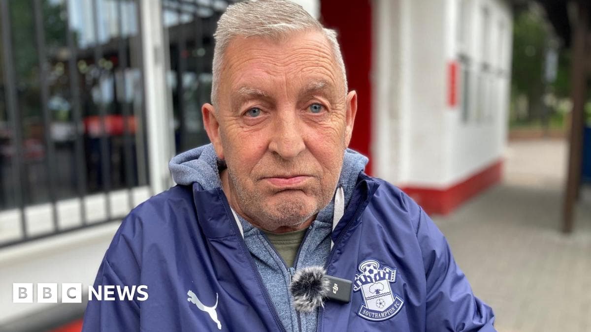 Hombre con chaqueta de Southampton en exteriores