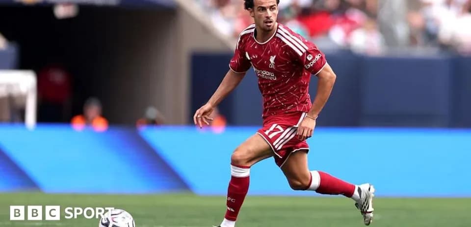 Jugador de Liverpool corriendo con el balón durante el partido