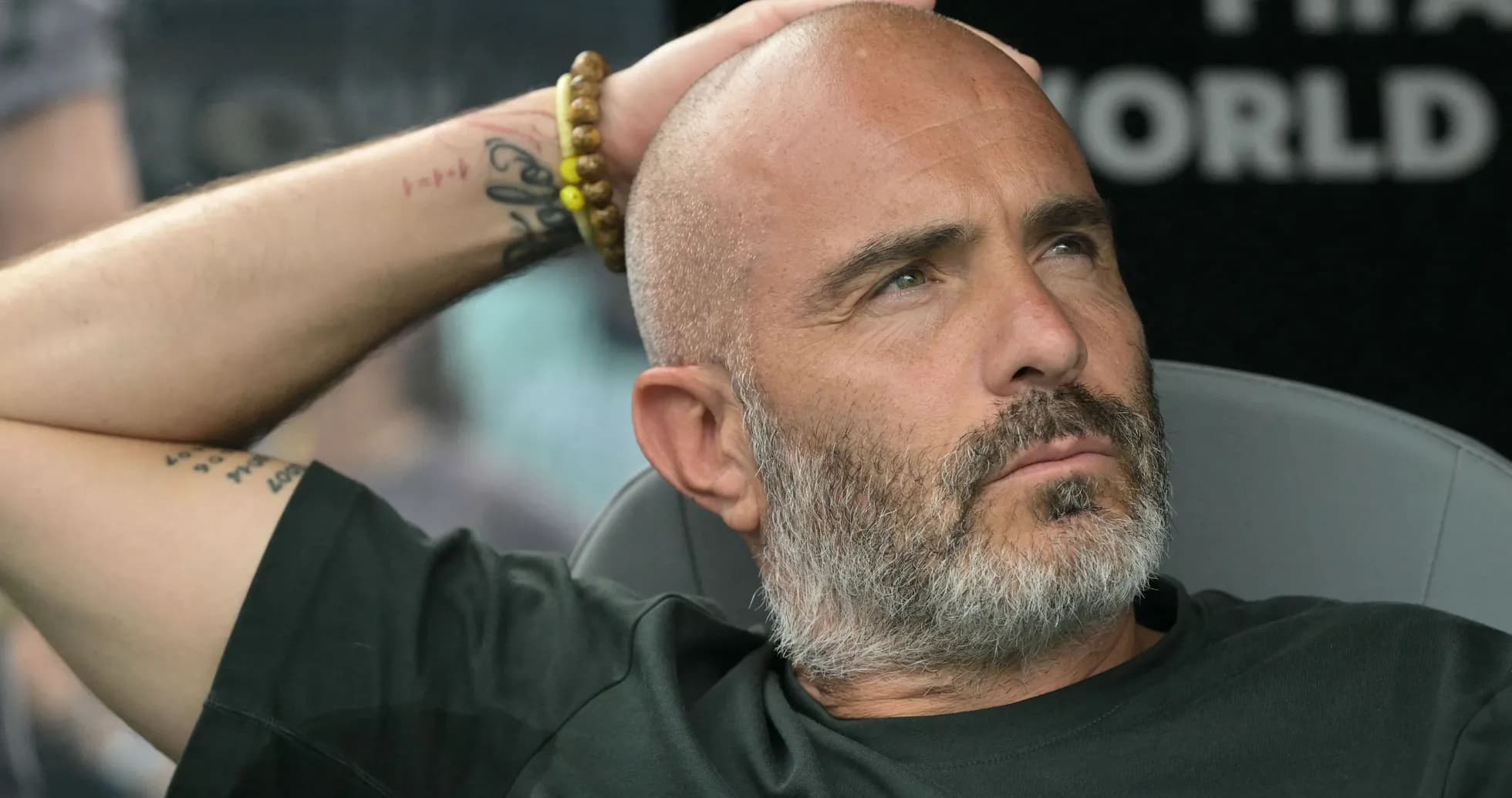 Entrenador sentado en el banquillo durante un partido