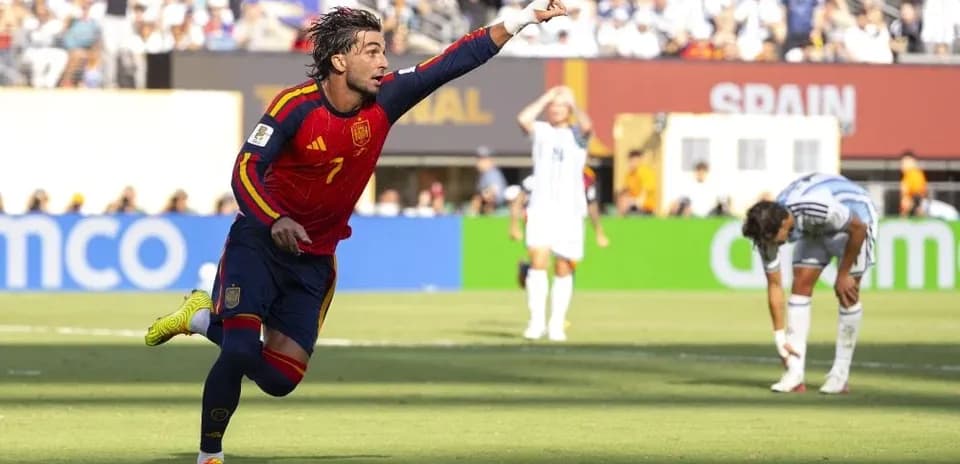 Jugador de España celebra un gol en el partido