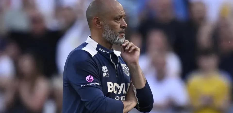 Entrenador pensativo en el banquillo durante partido