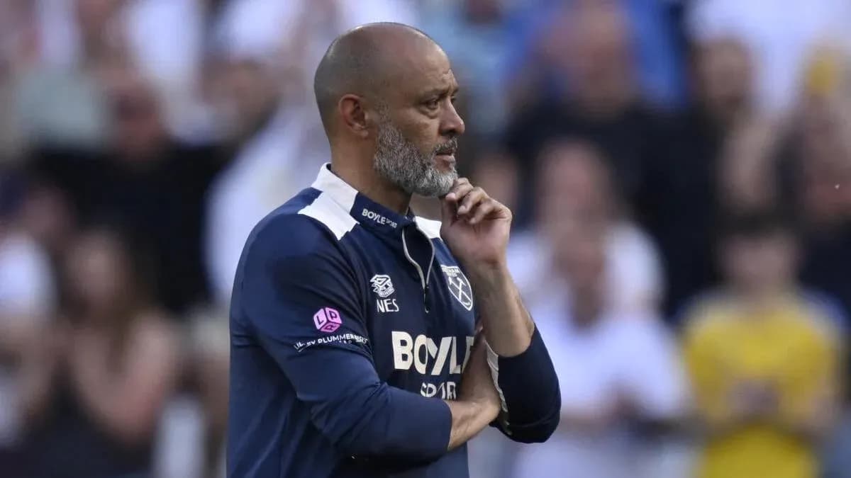 Entrenador pensativo en el banquillo durante partido