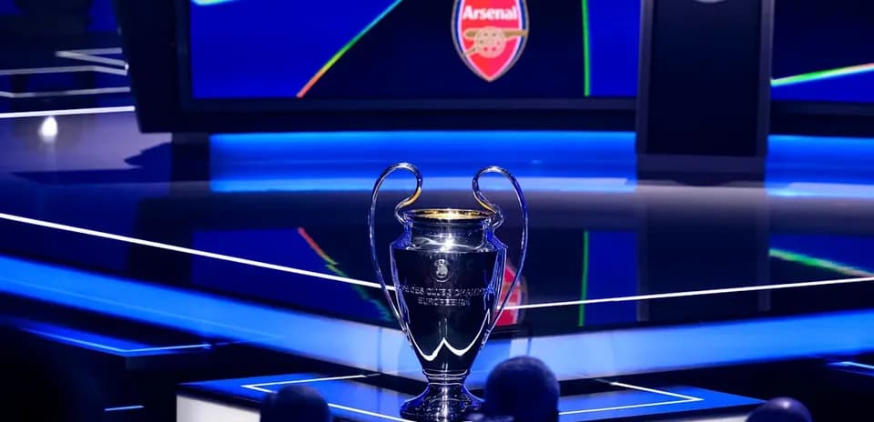 Trofeo de la Champions League con logo de Arsenal
