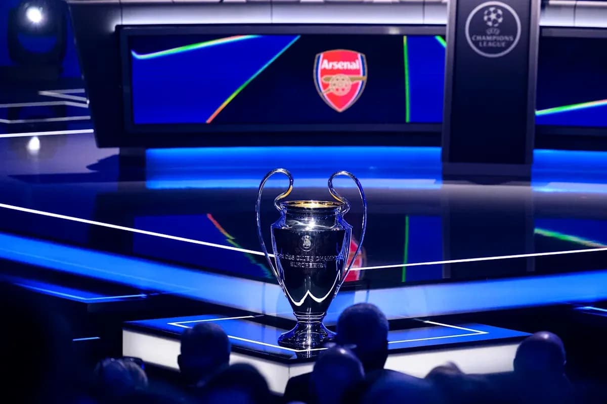 Trofeo de la Champions League con logo de Arsenal