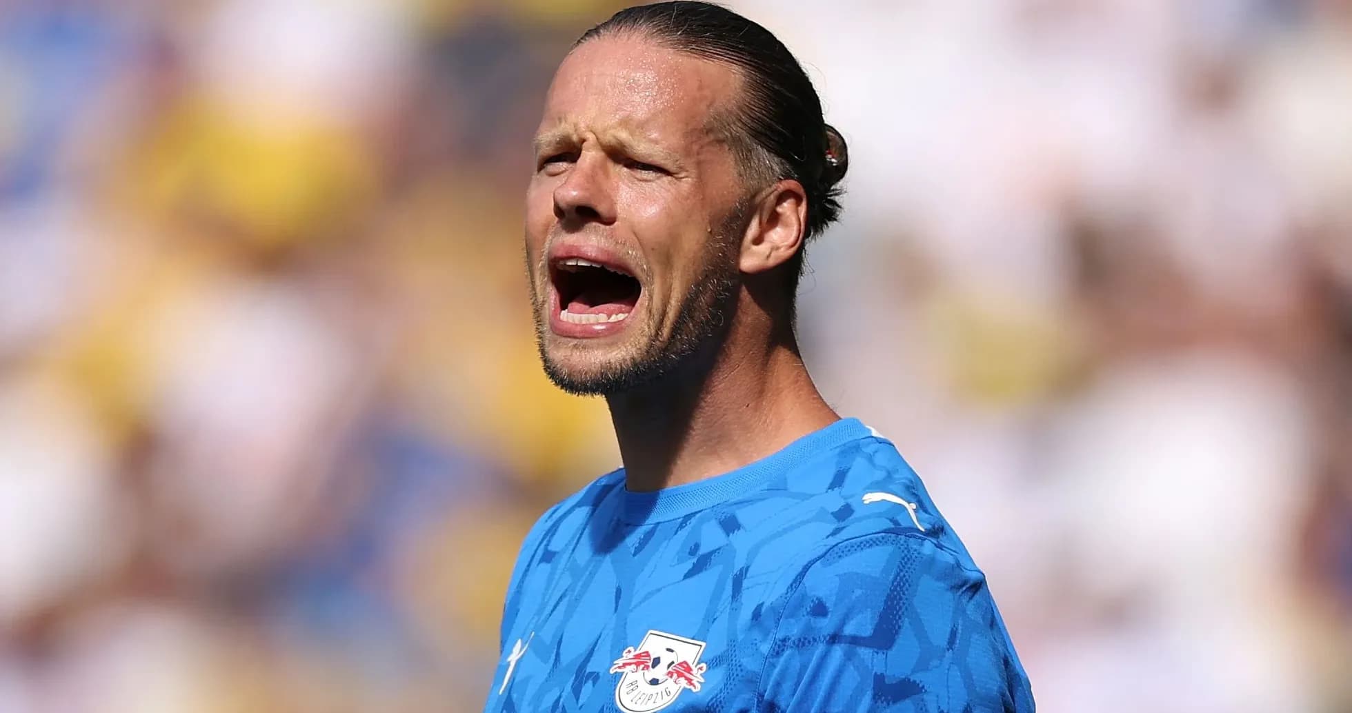 Portero gritando durante el partido en el campo