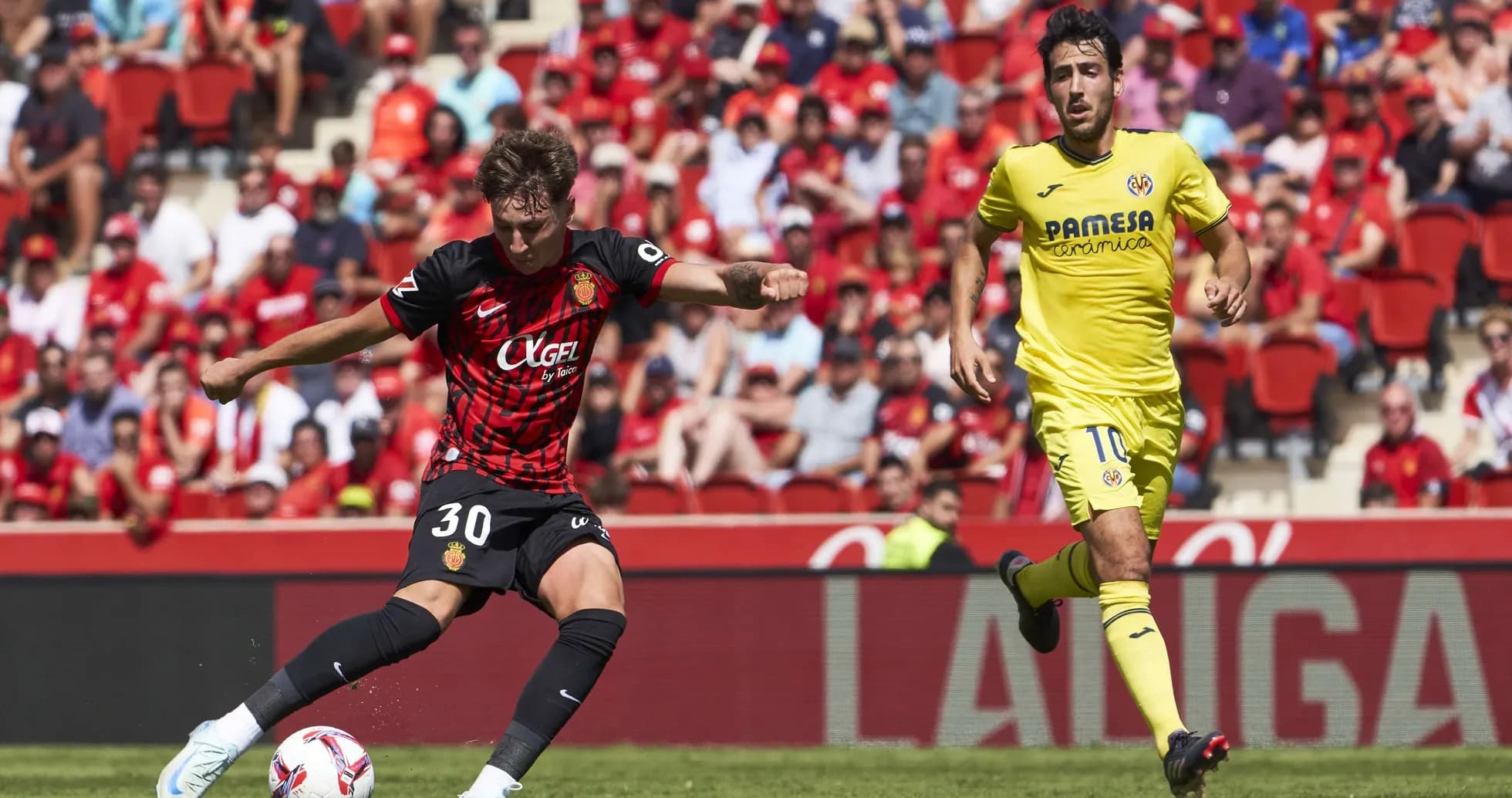 Jugador de Mallorca golpeando el balón