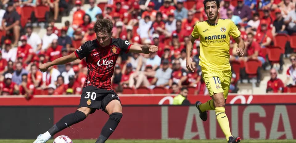 Jugador de Mallorca golpeando el balón