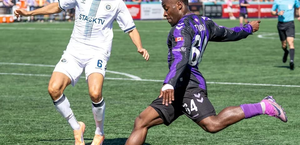 Jugadores de Pacific FC y Atlético Ottawa en acción