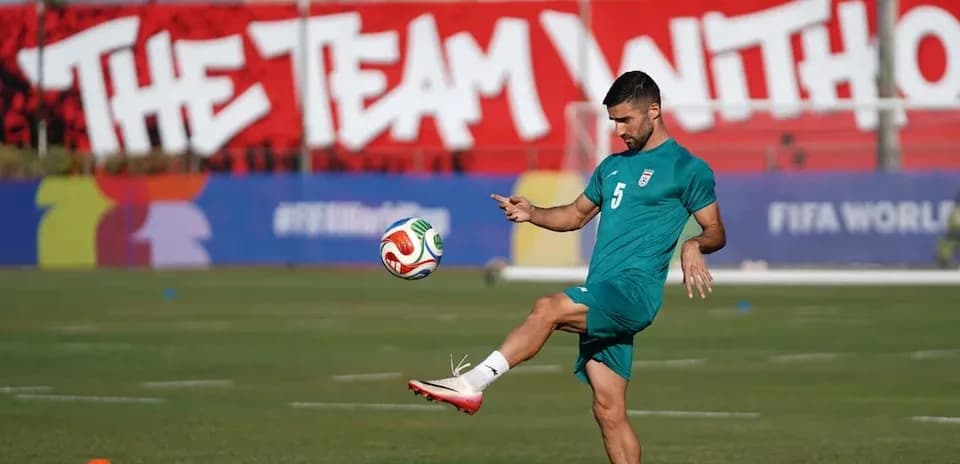 Jugador de Irán entrenando con el balón