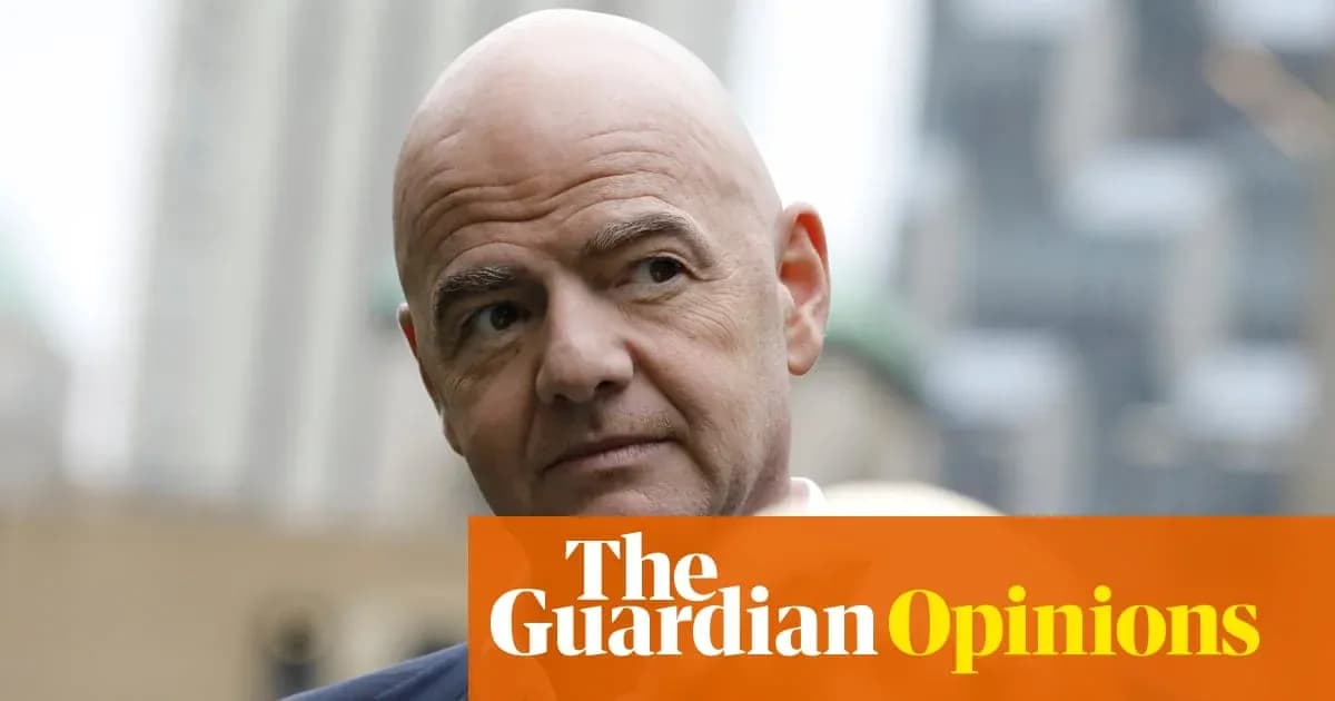 Gianni Infantino hablando en un evento al aire libre