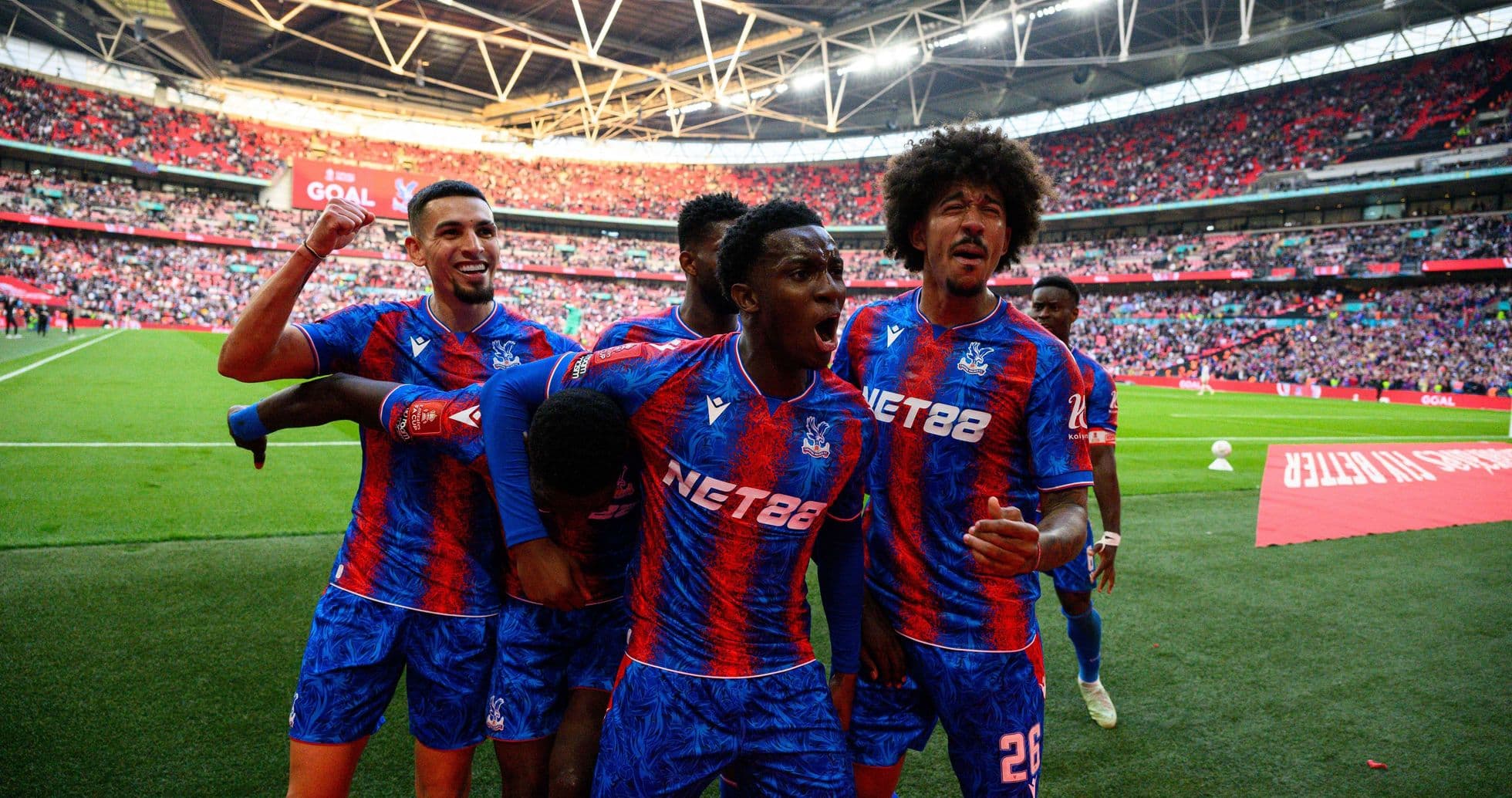 Jugadores de Crystal Palace celebrando un gol en Wembley