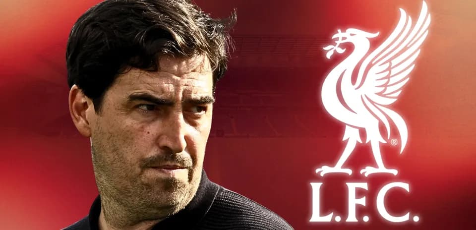 Entrenador con logo de Liverpool de fondo