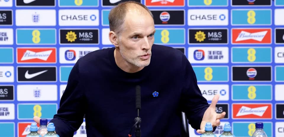 Entrenador hablando en conferencia de prensa