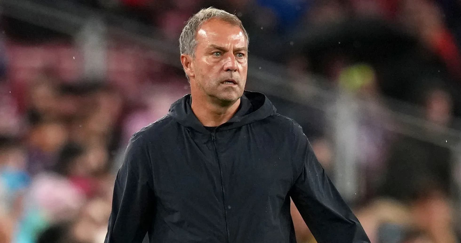 Entrenador en la línea de banda durante un partido