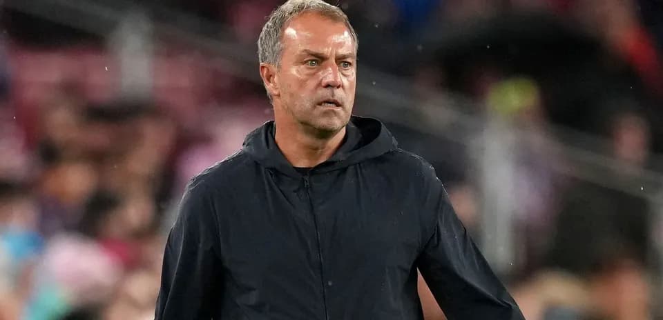 Entrenador en la línea de banda durante un partido