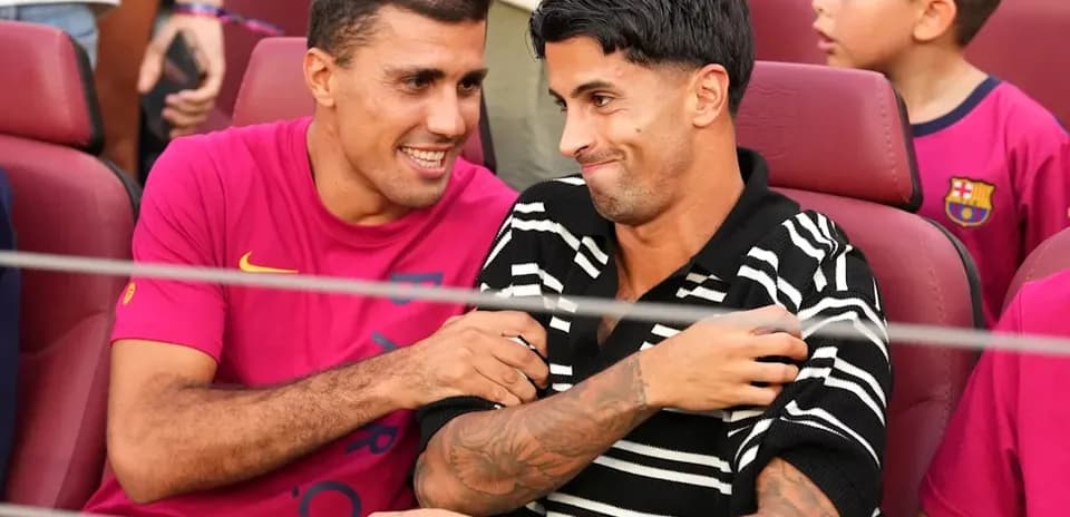 Dos jugadores conversando en un evento de fútbol