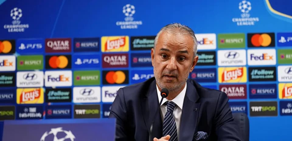 Entrenador en conferencia de prensa de la Champions League