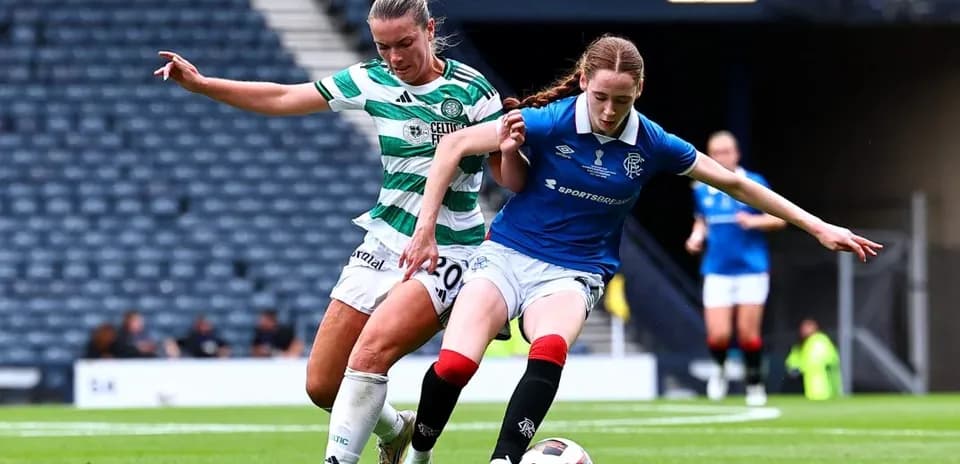 Jugadora de Rangers en acción contra jugadora de Celtic