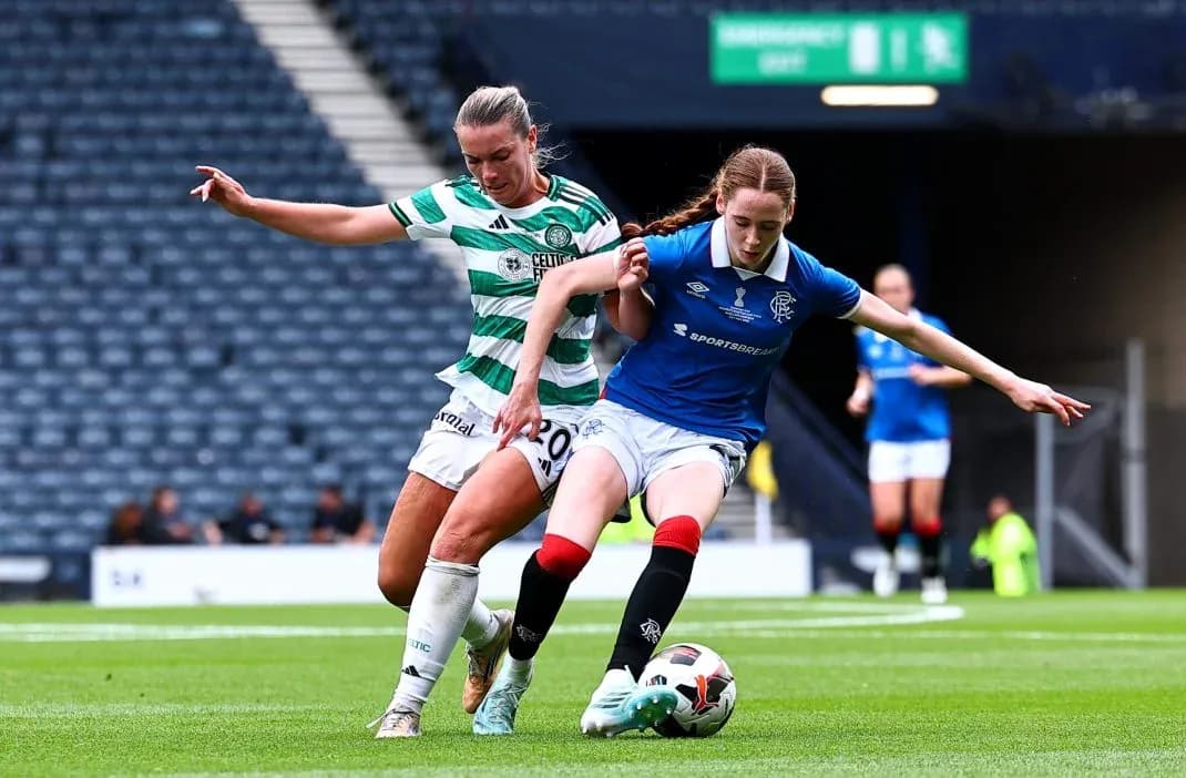Jugadora de Rangers en acción contra jugadora de Celtic