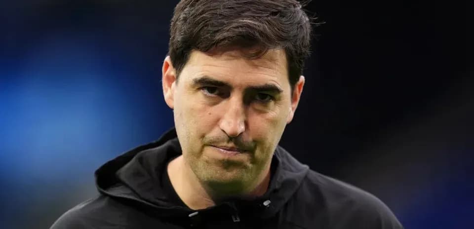 Entrenador en la cancha antes del partido