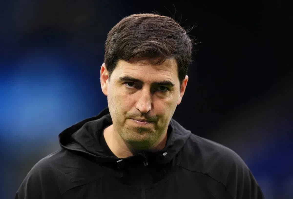 Entrenador en la cancha antes del partido