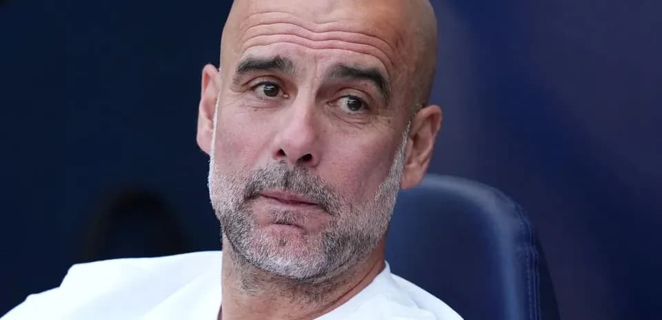 Entrenador observando desde el banquillo del equipo