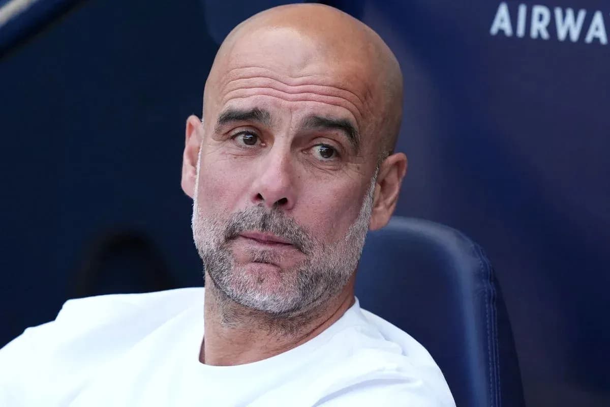 Entrenador observando desde el banquillo del equipo