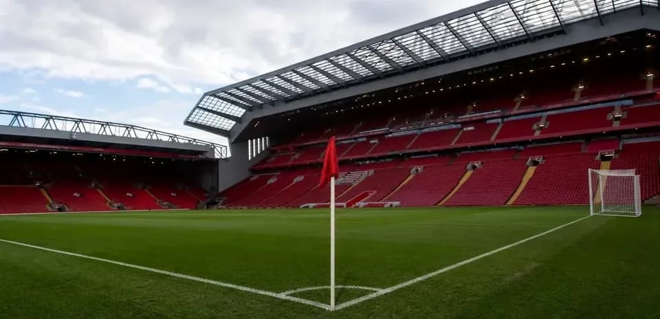 Vista del campo en Anfield con banderín de esquina