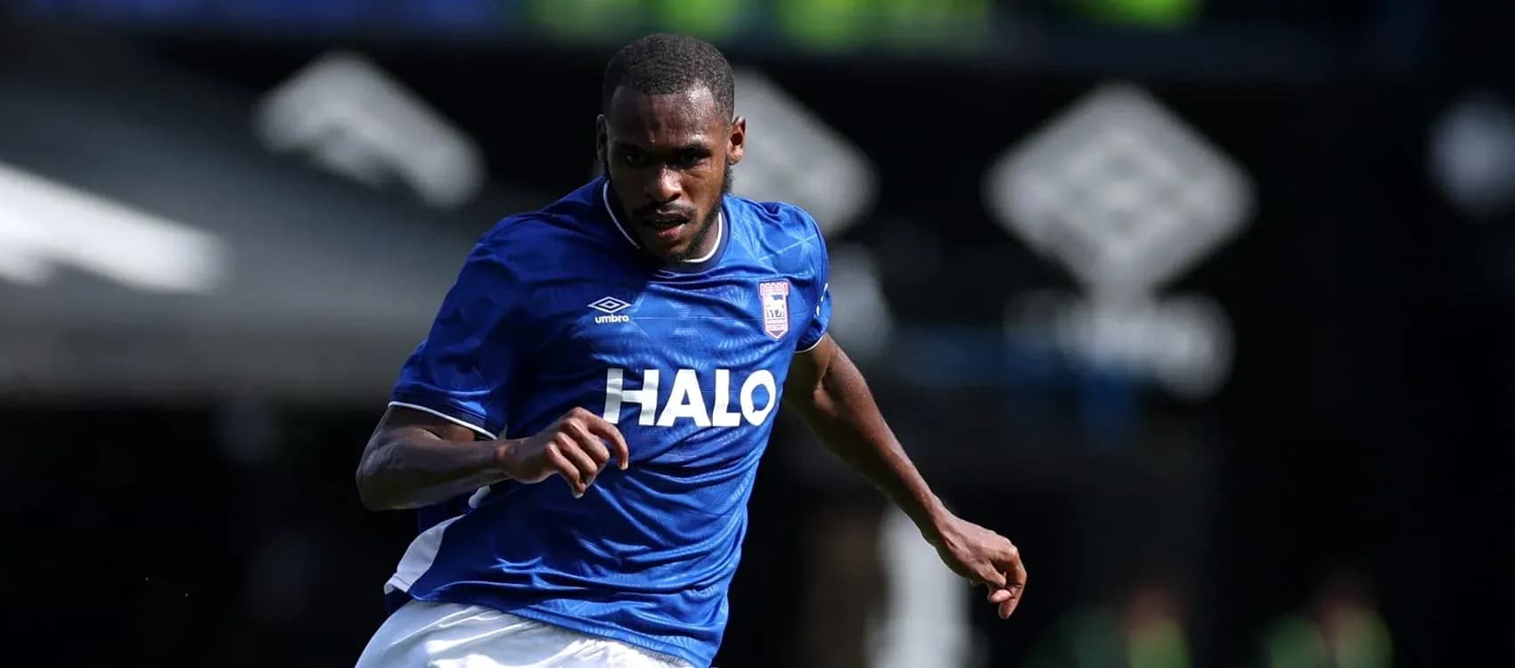 Jugador corriendo con camiseta azul durante el partido