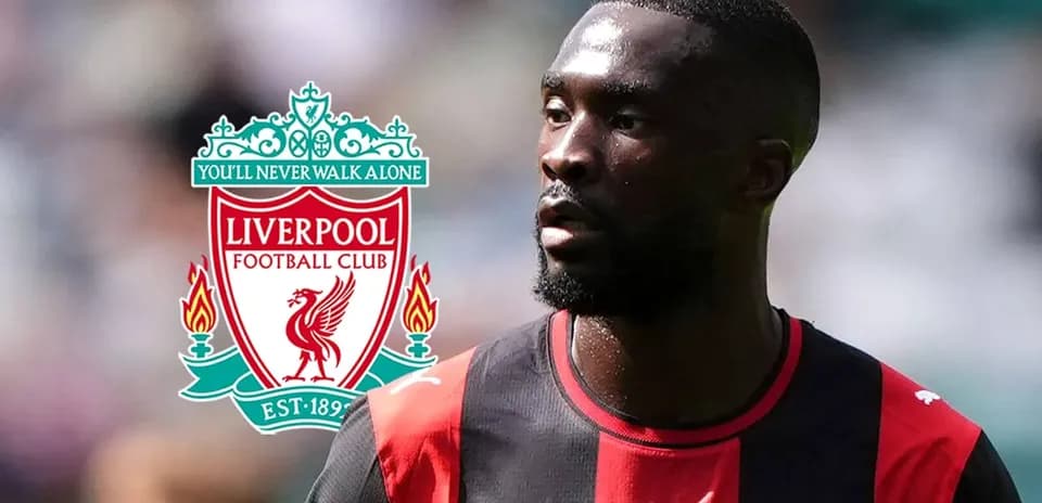 Jugador de fútbol con el logo de Liverpool de fondo