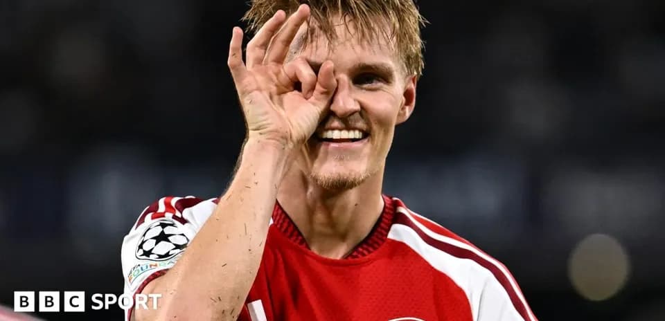 Jugador de Arsenal celebrando con gesto de la mano