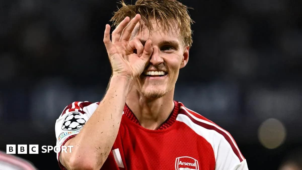 Jugador de Arsenal celebrando con gesto de la mano