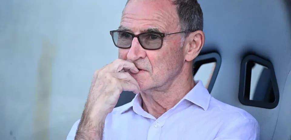 Hombre con gafas sentado en el banquillo