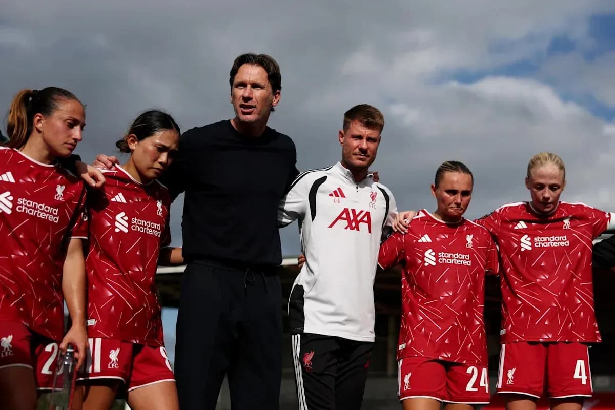 Entrenador y jugadoras de Liverpool en reunión previa al partido