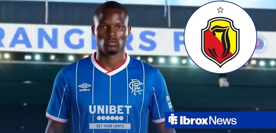 Jugador de Rangers posando con camiseta en Ibrox