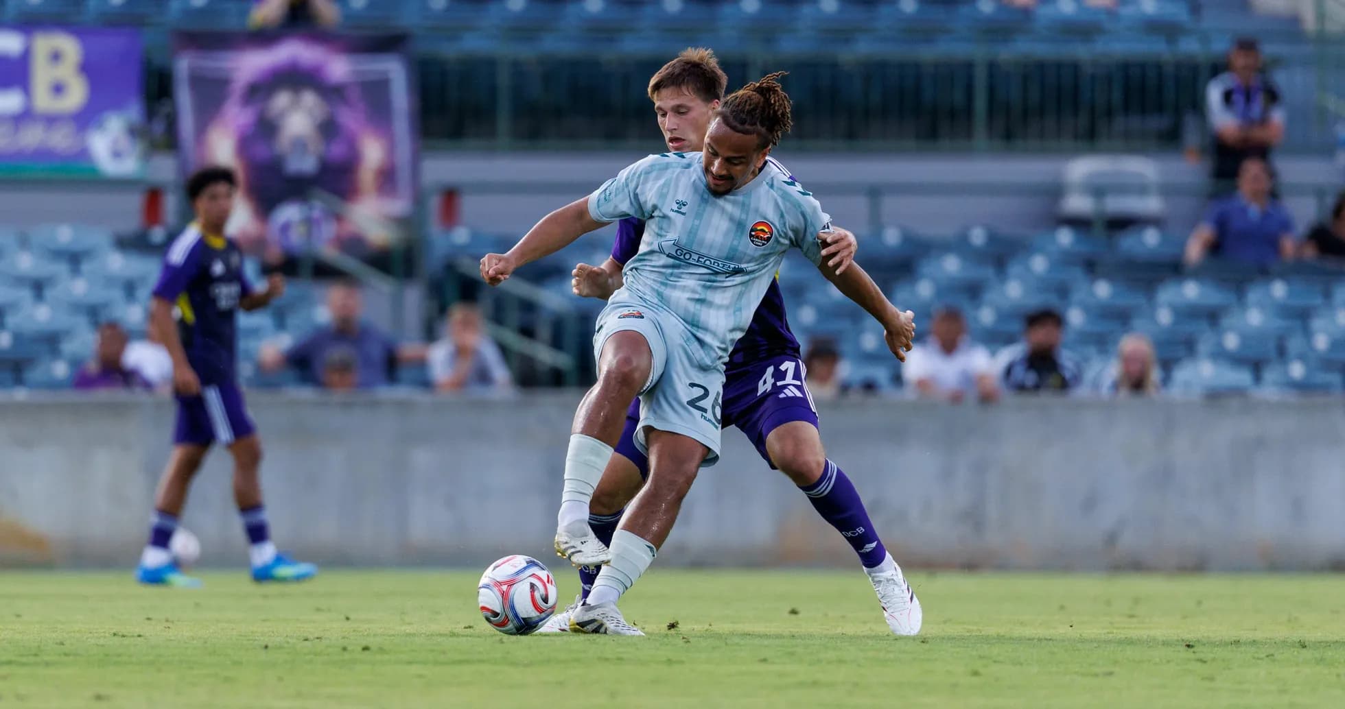 Jugador de Orlando City II luchando por el balón