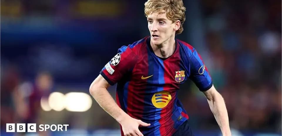 Jugador de Barcelona corriendo con el balón en el campo