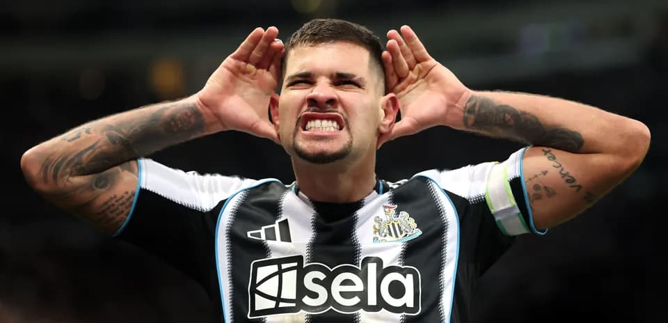 Jugador de Newcastle United celebrando con gesto enérgico