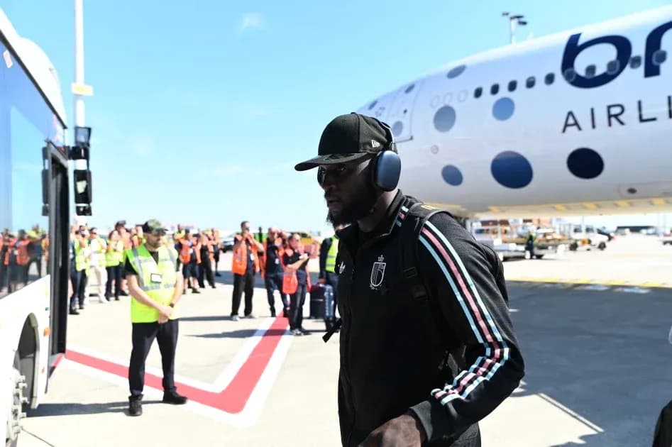 Jugador caminando hacia avión en aeropuerto