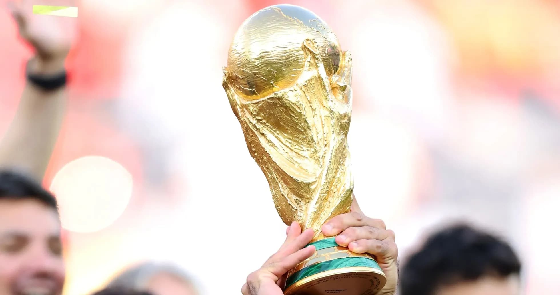 Trofeo de la Copa Mundial de la FIFA en alto