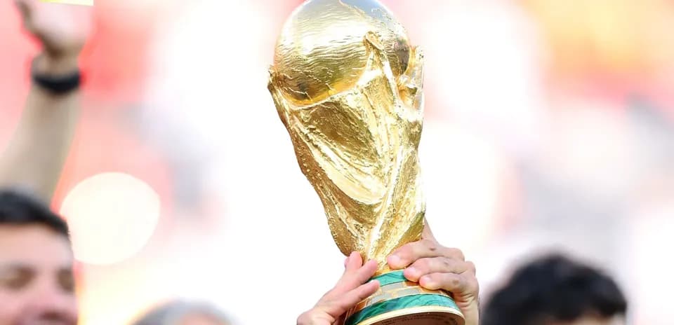 Trofeo de la Copa Mundial de la FIFA en alto