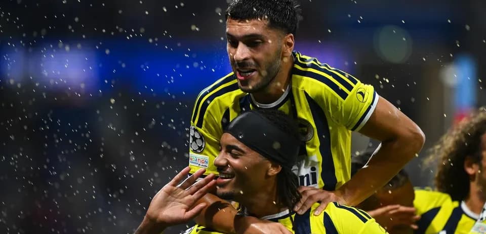 Jugadores de Fenerbahçe celebrando un gol