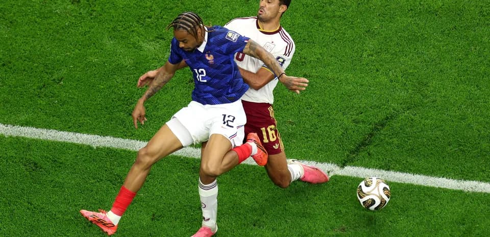Jugadores luchando por el balón durante el partido