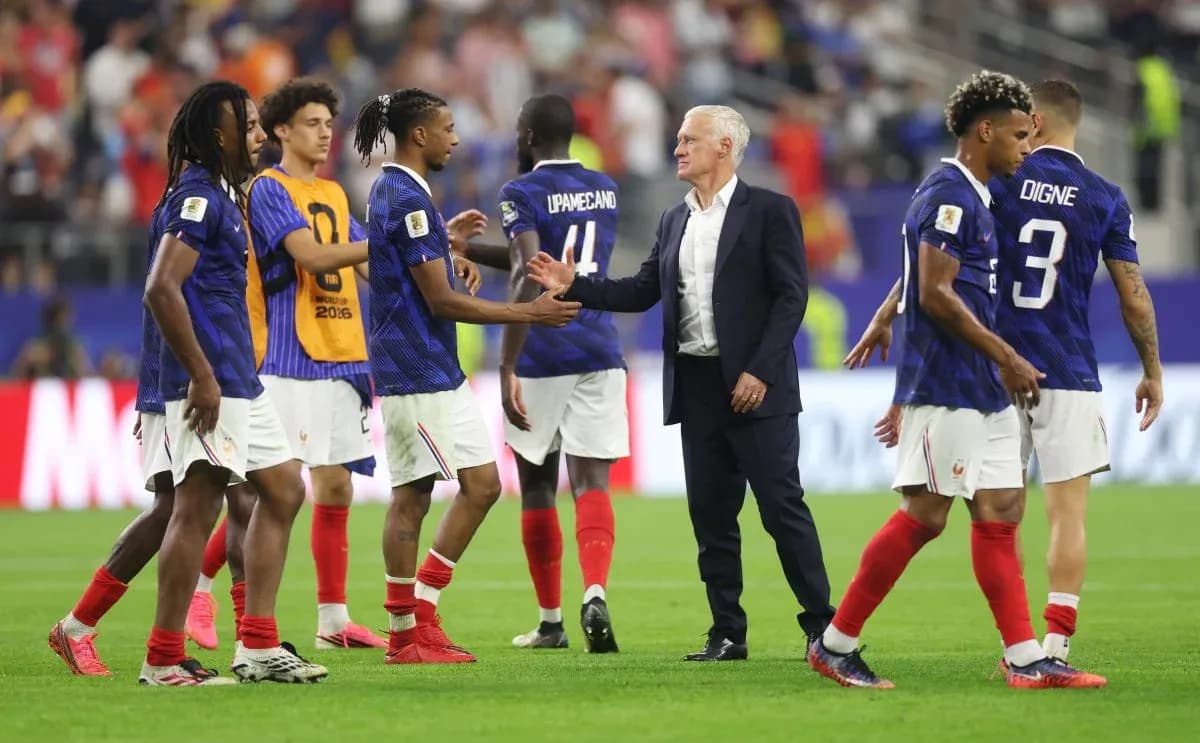 Jugadores de Francia saludando a su entrenador