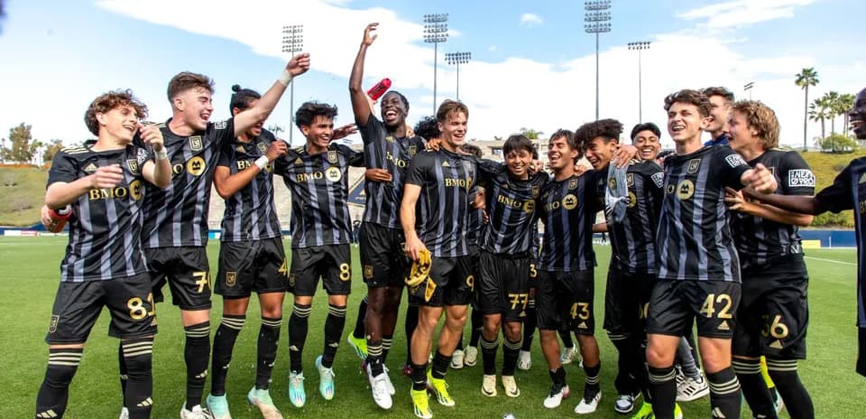 Equipo de Los Angeles FC II celebrando en el campo