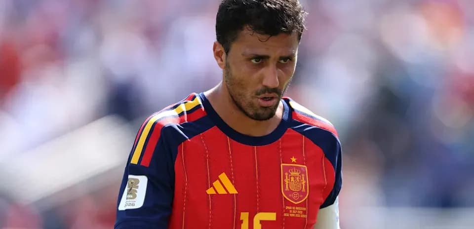 Jugador español con camiseta roja durante el partido