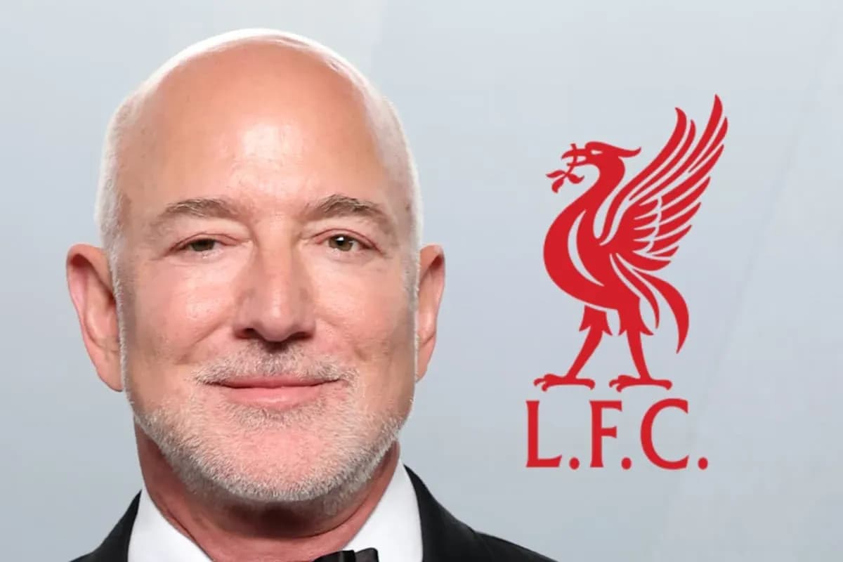 Persona sonriente con logo de Liverpool F.C. detrás