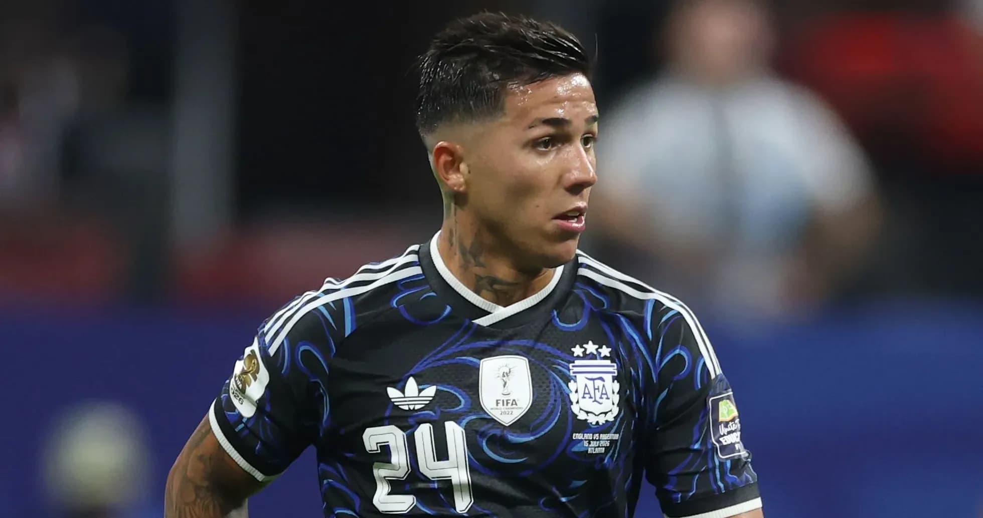 Jugador de Argentina con camiseta negra en acción